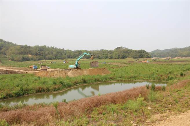 苗栗縣水情嚴峻，明德水庫蓄水量持續降低，農田水利署、經濟部水利署第二河川局及國軍把握時機，執行清淤工作。（何冠嫻攝）