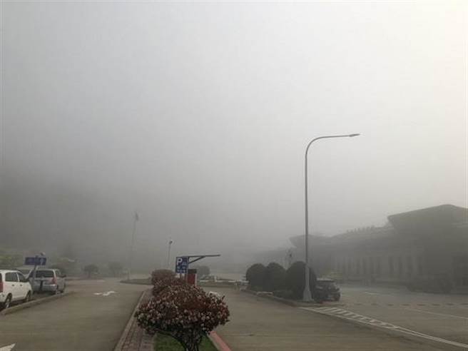 马祖南竿机场29日晚间起出现大雾至30日上午仍未消散。（立荣航空马祖站提供／叶书宏连江传真）