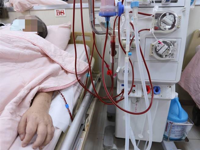 圖為新高醫院透析中心，患者治療中。非當事個案。（柯宗緯翻攝）