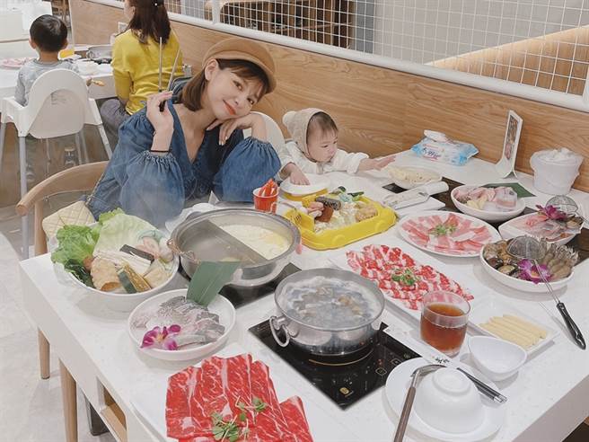 人气Model Kimy也赶上「秀泰FUN乐园」热潮，从吃喝玩乐到购物、看电影，整天没有冷场。（图／品牌提供）