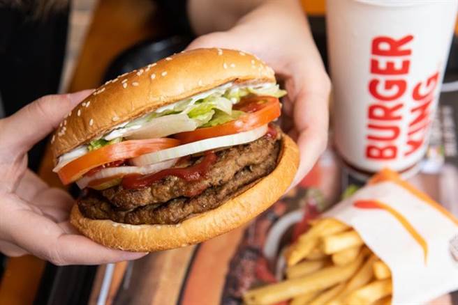 汉堡王彰化门市，在4/1日晚上9点至12点，两人以上临柜点餐，每人直接享免费加送4.4盎司火烤牛肉排一片。（图／汉堡王提供）