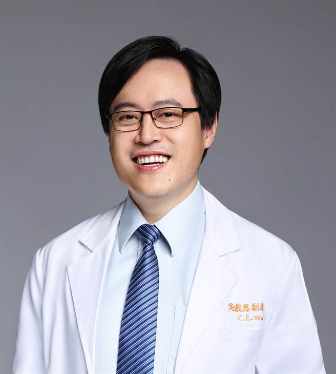林口长庚医院肿瘤科医师吴教恩建议透过治疗型癌症基因检测，为个案找出适合用药，成功缩小肺部与肝臟的肿瘤。(图/吴教恩医师提供)