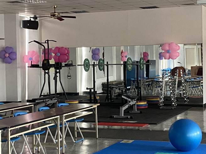 仁武分局大礼堂空间变身为「挥汗梦工场」健身房，30日开幕启用，让同仁勤余时间锻炼体能及投资健康。（林雅惠摄）