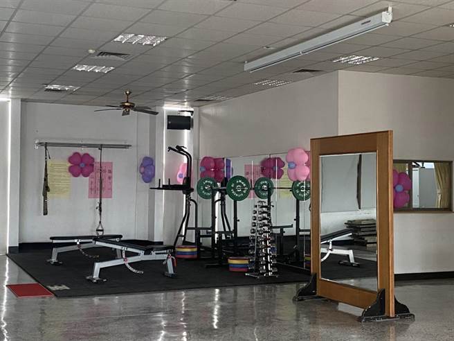 仁武分局大礼堂空间变身为「挥汗梦工场」健身房，30日开幕启用，让同仁勤余时间锻炼体能及投资健康。（林雅惠摄）