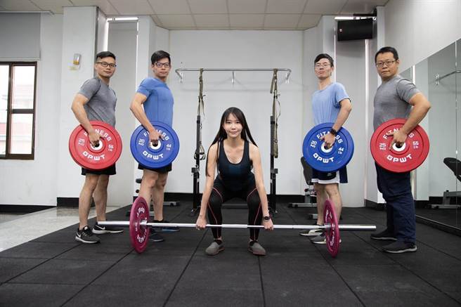 仁武分局「挥汗梦工场」开幕，分局找来身形健美的男女警员拍摄健身微电影，强调不管工作有多忙，压力有多重，一定要利用勤余时间抽空健身纾压。（警方提供／林雅惠高雄传真）