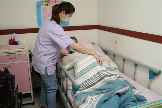 全国失智友善村以智能方式用电子围墙代替真实围墙，并透过训练让周边商店店员成为失智守护天使。(资料照)