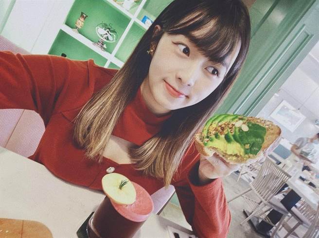简廷芮平日正常吃，假日才会放纵一下吃垃圾食物。（图／IG@dewichien）