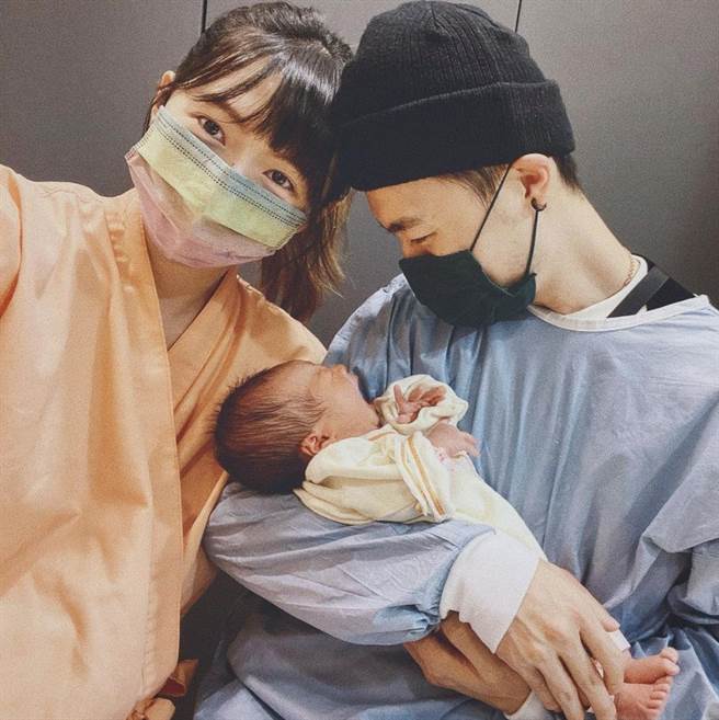 简廷芮和老公赖先生育有一女。（图／IG@dewichien）