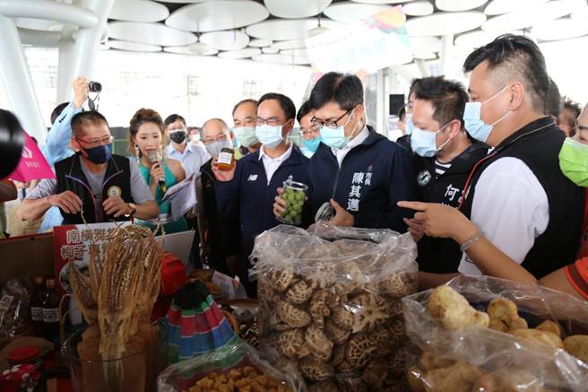 高雄春旅商圈观光节开跑，打卡就送消费券。（柯宗纬翻摄）