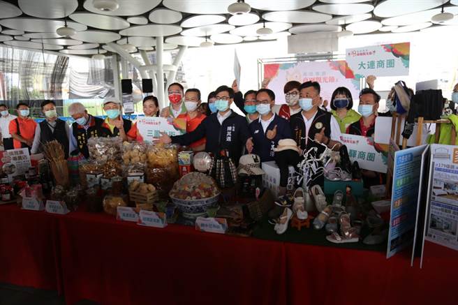 高雄春旅商圈观光节开跑，打卡就送消费券。（柯宗纬翻摄）