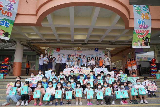 台北市「儿童月」举办了每周抽奖活动，只要是北市公私立国小及幼儿园学生都可参加抽奖。（北市教育局提供／游念育台北传真）