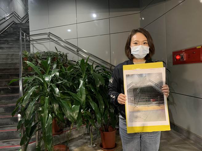 捷运大安站5号出口处竟出现阶梯扶手挡住去路，造成「神秘三角地带」，议员简舒培质疑，出入口关乎民眾逃生安全，如今有一处被关闭，岂不丧失原先设计本意。（黄婉婷摄）