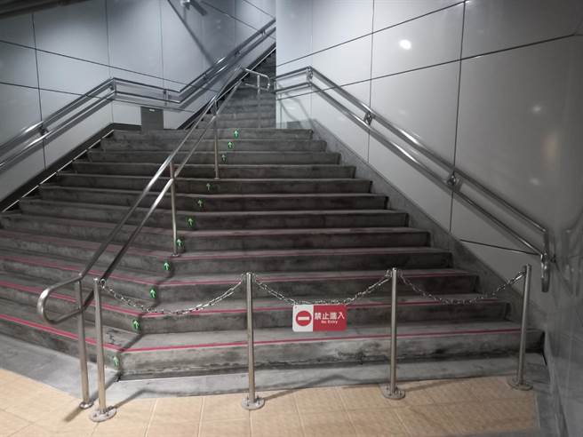 由于「神秘三角地带」引起民眾讨论，捷运局先是在此处摆放铁炼标记禁止通行，后又摆放盆栽作绿美化。（黄婉婷摄）