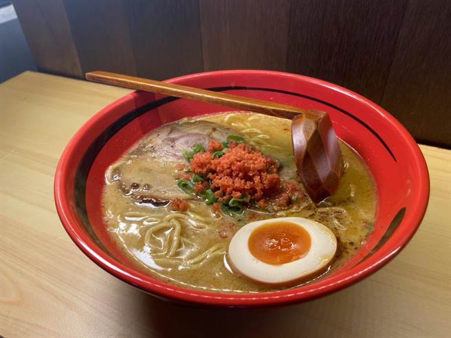 花莲美仑饭店4月1日至5月31日，邀请日本一幻拉麵师傅设置为期2个月的快闪店，用鲜虾汤底纾解民眾久违的出国氛围。（罗亦晽摄）