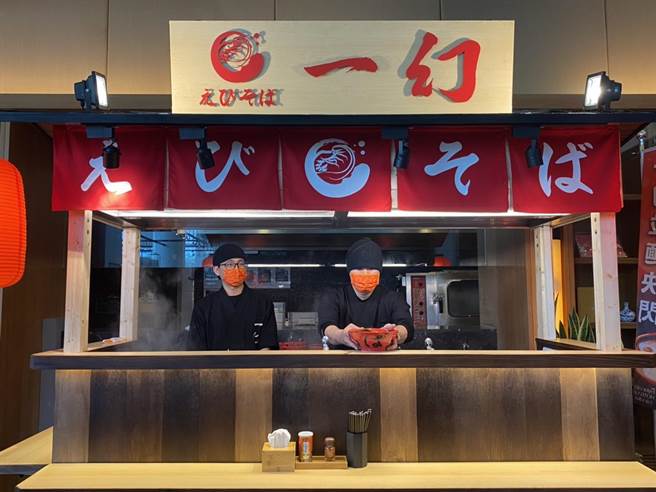 花莲美仑饭店邀请日本一幻拉麵师傅设置为期2个月的快闪店，除了将道地屋台搬至现场外，更希望能用鲜虾汤底纾解民眾久违的出国氛围。（罗亦晽摄）