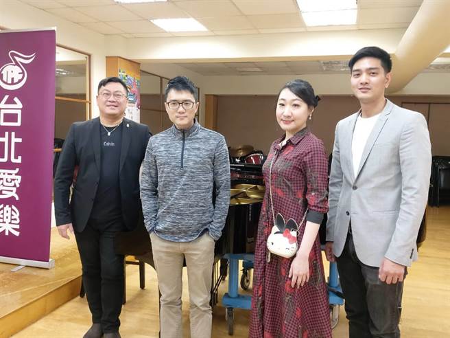 贝桑颂国际指挥大赛首奖得主吴曜宇（左二），将带领台北爱乐青年管弦乐团挑战演奏法国作曲家杜吕弗勒的《安魂曲》。左一为台北爱乐音乐总监古育仲，右一为参与演出的男中音陈集安，右二为次女高音郑海芸。（李欣恬摄）