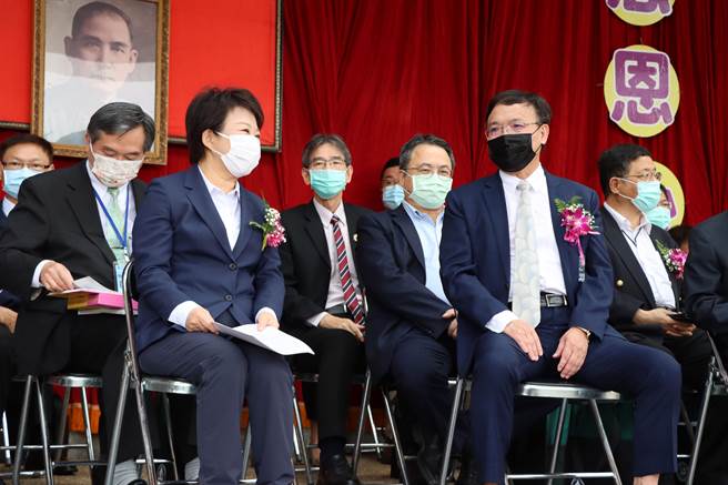 中市立人高中30日舉行創校50周年校慶，台中市長盧秀燕（左）出席祝賀。（立人高中提供／黃國峰台中傳真）