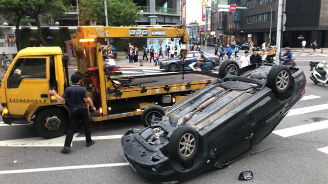 北市西門鬧區轎車失控翻覆 車底朝天駕駛急脫困 （邱子軒攝）