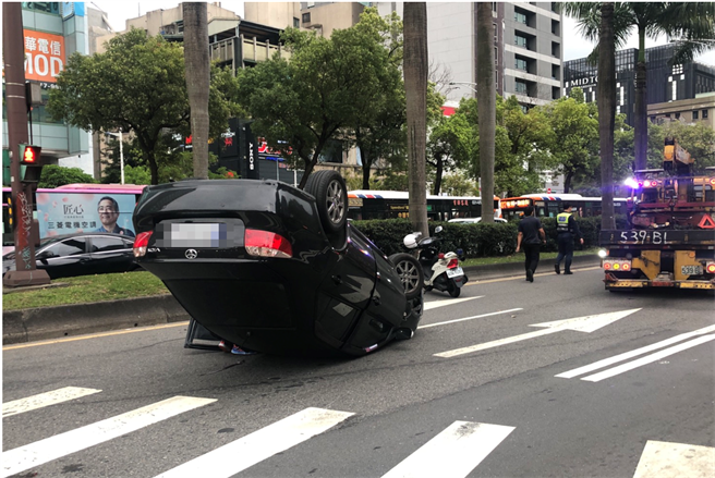 北市西門鬧區轎車失控翻覆 車底朝天駕駛急脫困 （邱子軒攝）