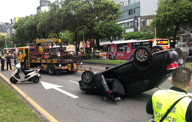 北市西門鬧區轎車失控翻覆 車底朝天駕駛急脫困 （邱子軒攝）