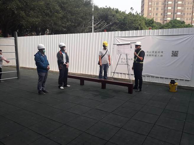 板橋區公所舉辦天幕籃球場延後完工說明會，竟無人參加。（葉元之服務處提供）