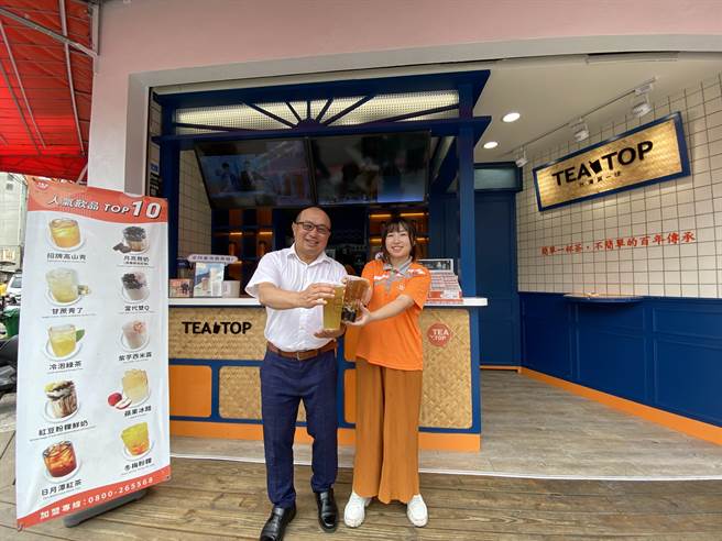 TEATOP第一味四月起正式更名，四月六日也推出青茶季优惠活动，其中新品青茶3Q、芋圆青芝芝买就送口罩。（冯惠宜摄）