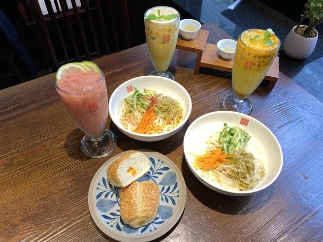 春水堂4月1日起全新推出三款夏季果茶系列饮品，并同步推出「食光记忆」七款台湾味料理。（冯惠宜摄）