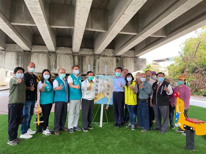 嘉義縣長翁章梁（右四）30日到嘉義縣大林鎮榮林橋下視察全縣首座老幼共融公園。（張亦惠攝）