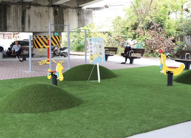 嘉義縣首座老幼共融公園位於大林鎮戎鄰橋下，新增了長椅、草皮、兒童遊樂器材等設施。（張亦惠攝）