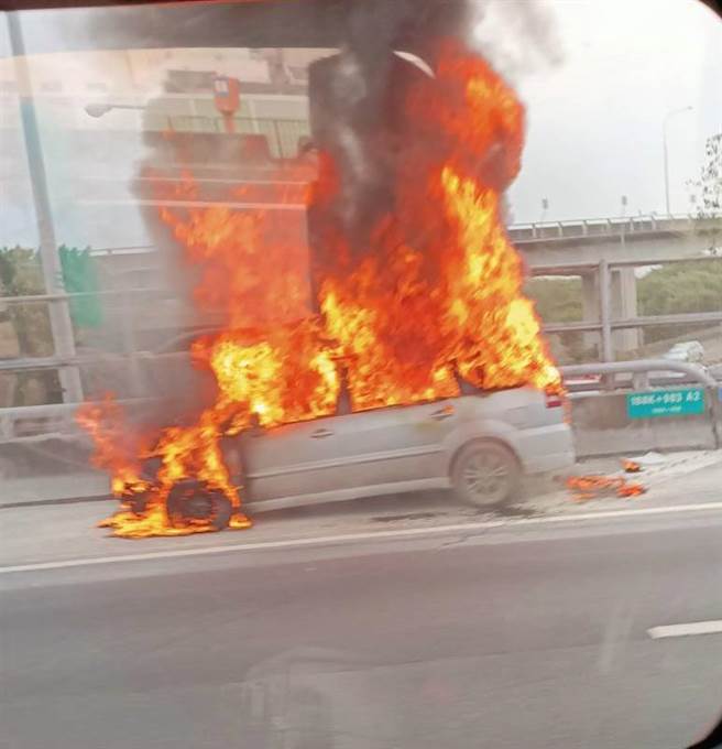 国1彰化王田段火烧车 轿车遭火球吞噬黑烟猛窜天际 车流回堵（翻摄画面）