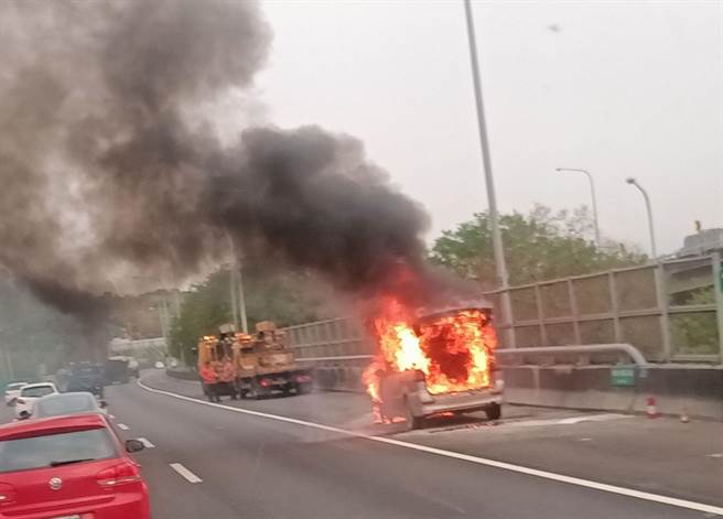 国1彰化王田段火烧车 轿车遭火球吞噬黑烟猛窜天际 车流回堵（翻摄画面）