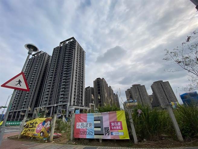 A7合宜宅住户感嘆要缴「豪宅级房屋税」，向桃园市议员陈雅伦陈情，希望调降。（蔡依珍摄）