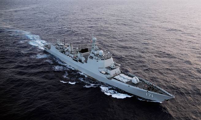 日媒稱大陸用於支援釣魚台海警船的軍艦，會採取關閉雷達航行等平時極少見的行為，被認為是在進行實戰模擬。（圖／中新社）