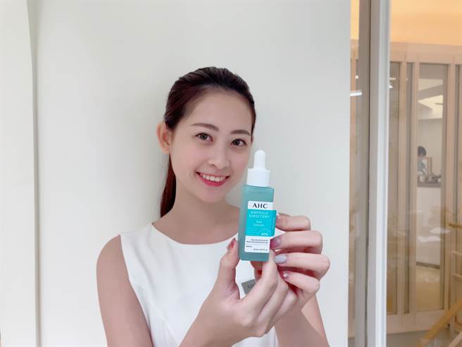 AHC推出保养新品肌肤解答精华系列，不只精准击破毛孔问题，还可解决肌肤各大困扰。（邱映慈摄）