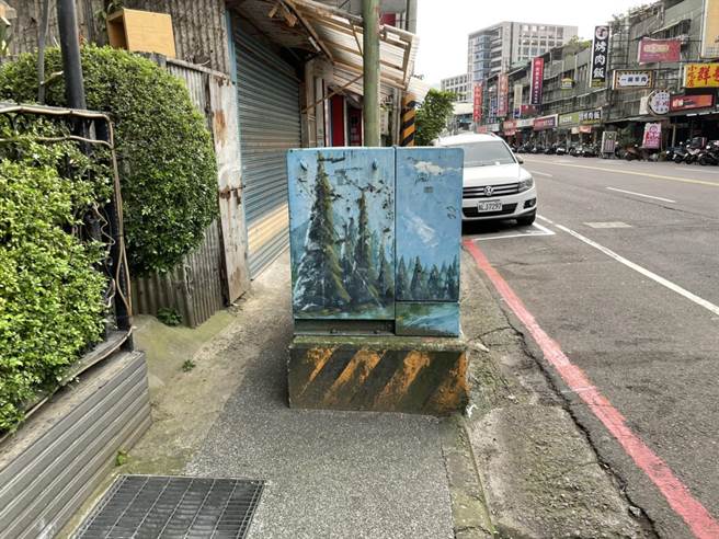 新北市树林保安街一段人行道空间狭窄，且常有电箱、电杆等设施霸占情况，公所6月将进行双侧人行道拓宽工程，另设置机车停车格，解决机车临停、人车争道的问题。（树林区公所提供）