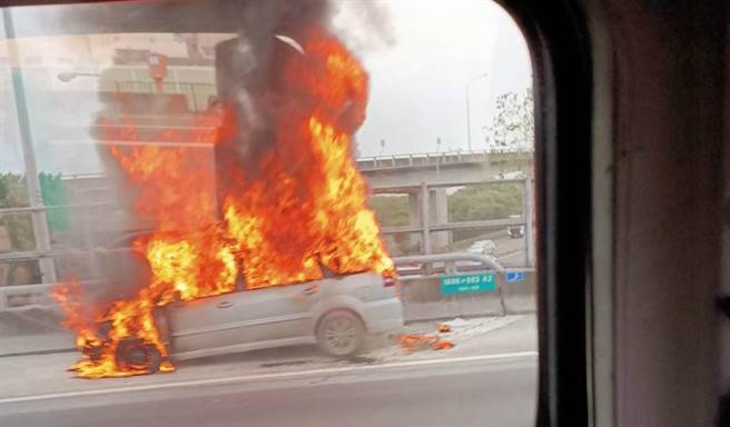 国道一号中山高北上190公里处，30日下午4点半一辆临停在路肩的银白色自小客车，疑似因机械故障引发火烧车，所幸车上驾驶、乘客早已即时逃出。（摘自彰化踢爆网／谢琼云彰化传真）