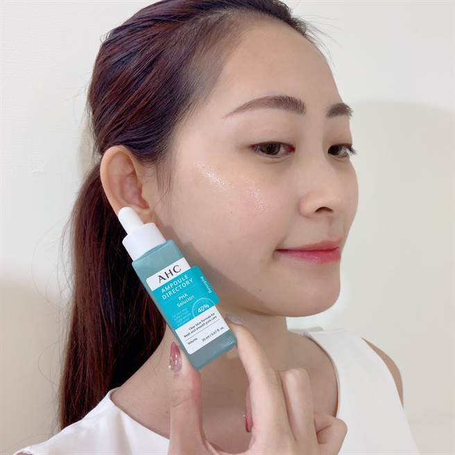 每次用量大约一滴管，均匀涂抹肌肤后，搭配轻柔按摩手势，持续使用改善毛孔困扰。（邱映慈摄）