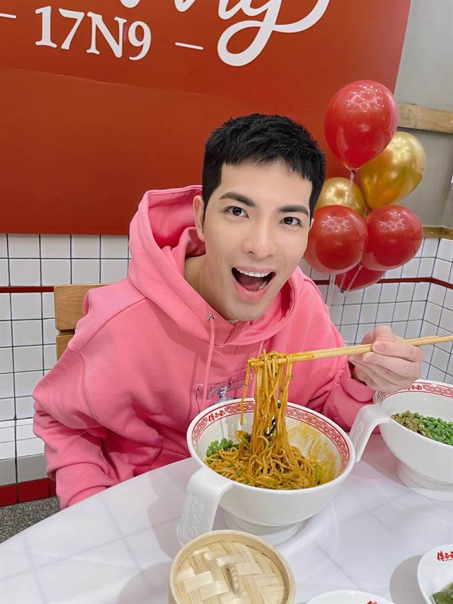 老萧今天生日吃麵庆生。（喜鹊娱乐提供）