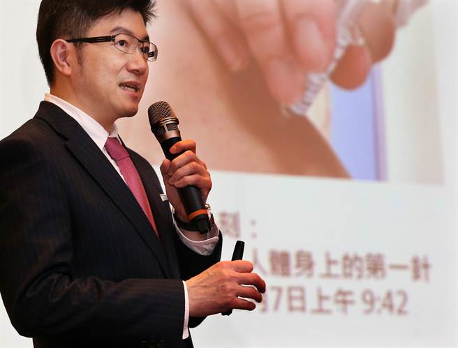 台大醫院感染科主治醫師謝思民向媒體說明執行臨床試驗的困難與點滴。（范揚光攝）
