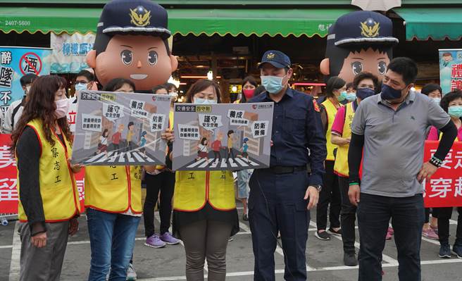 雾峰分局好安心警察志工宣导团，30日下午处女秀，到大里内新市场演出行动剧，宣导行人交通安全。（黄国峰摄）