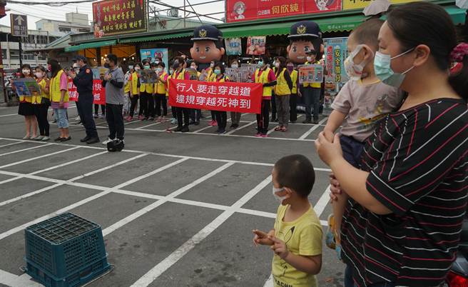 雾峰分局好安心警察志工宣导团，30日下午处女秀，到大里内新市场演出行动剧，宣导行人交通安全，黄梅调说唱，吸引民眾观赏。（黄国峰摄）