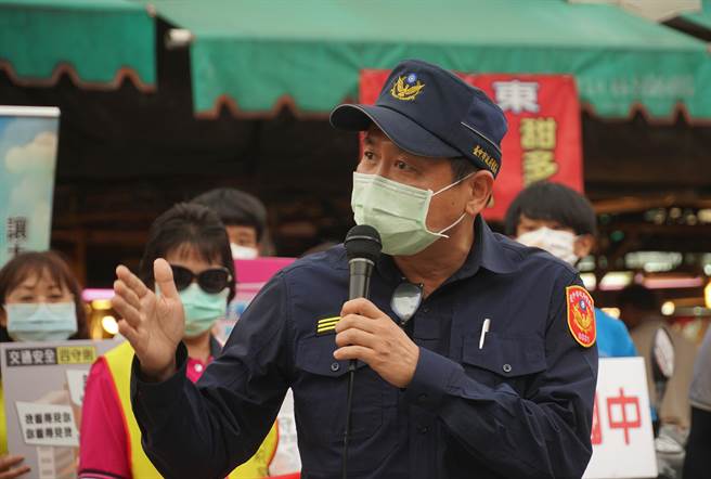 雾峰分局好安心警察志工宣导团，30日下午处女秀，到大里内新市场演出行动剧，宣导行人交通安全，雾峰分局长陈家铭特别呼吁民眾，夜间或清晨等视线不清的时候在外行走应着亮色衣物。（黄国峰摄）