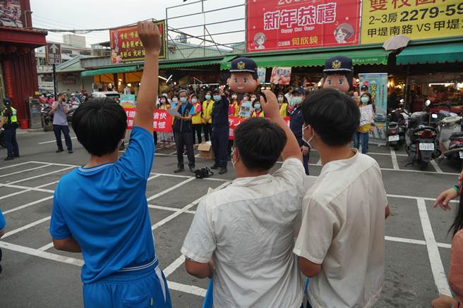 雾峰分局好安心警察志工宣导团，30日下午处女秀，到大里内新市场演出行动剧，宣导行人交通安全，并举行有奖徵答。（黄国峰摄）