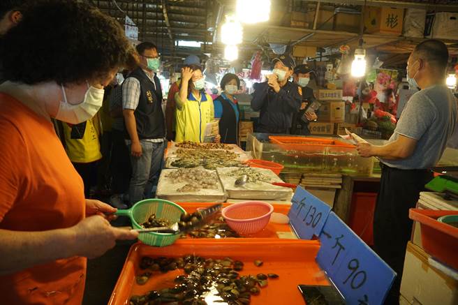 雾峰分局好安心警察志工宣导团，30日下午到大里内新市场演出行动剧，宣导行人交通安全，分局长陈家铭并带领志工，进市场，向买菜的婆婆妈妈们宣导交通安全及反诈骗的相关知识。（黄国峰摄）