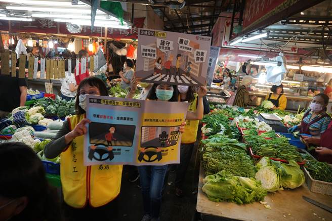 雾峰分局好安心警察志工宣导团，30日下午到大里内新市场演出行动剧，宣导行人交通安全，志工到市场内，向买菜的婆婆妈妈们宣导交通安全及反诈骗的相关知识。（黄国峰摄）