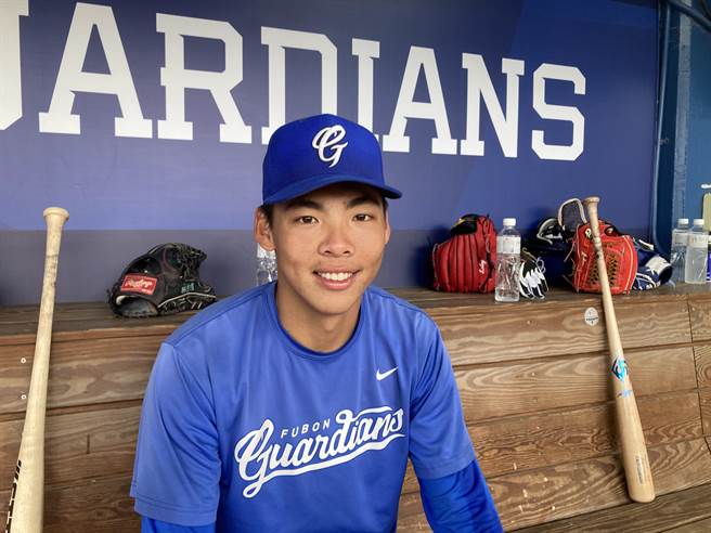 富邦悍将外野手张冠廷。（邓心瑜摄）