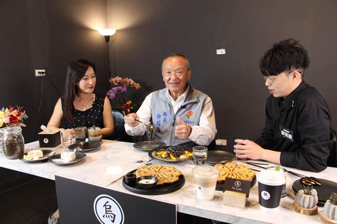 苗栗縣政府積極輔導青年創業，苗栗縣長徐耀昌透過臉書直播協助行銷青年店家特色，拓展知名度。（何冠嫻攝）