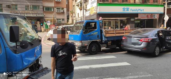 張男疑似未禮讓直行車，左轉後遭朱姓男子駕駛的小貨車從後方撞上，右側副駕駛座凹陷變形，張男的汽車又波及到對向的小貨車及計程車。（翻攝）