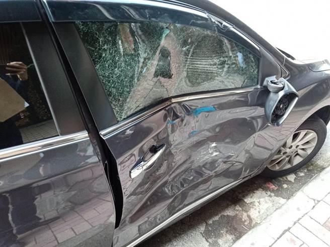 張男疑似未禮讓直行車，左轉後遭朱姓男子駕駛的小貨車從後方撞上，右側副駕駛座凹陷變形，張男的汽車又波及到對向的小貨車及計程車。（翻攝）