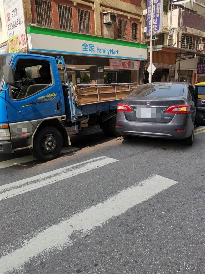 張男疑似未禮讓直行車，左轉後遭朱姓男子駕駛的小貨車從後方撞上，右側副駕駛座凹陷變形，張男的汽車又波及到對向的小貨車及計程車。（翻攝）